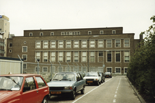 860239 Gezicht op de achterzijde van het leegstaande hoofdkantoor van de Rabobank (St. Jacobsstraat 30) in de Oude ...